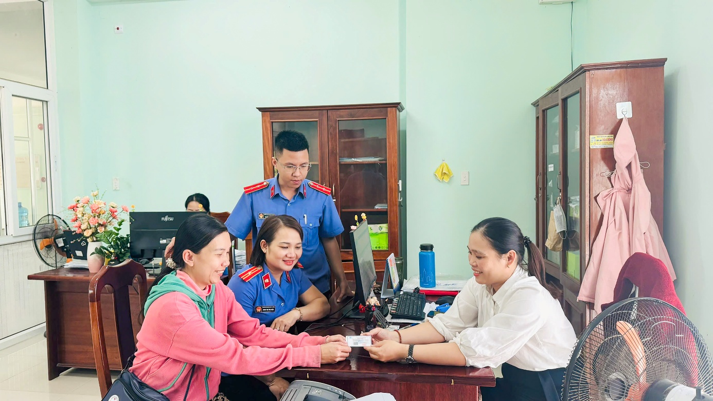 ''''Description: Ảnh có chứa trang phục, người, tường, Mặt người

Nội dung do AI tạo ra có thể không chính xác.''''