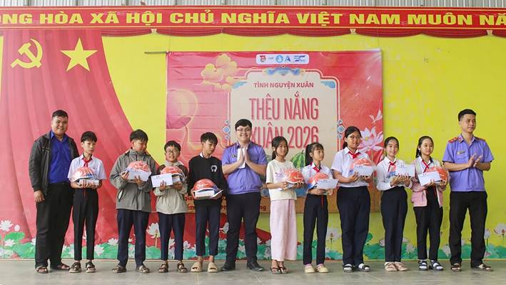 'Ảnh có chứa người, trang phục, giày dép, thể thao

Nội dung do AI tạo ra có thể không chính xác.'