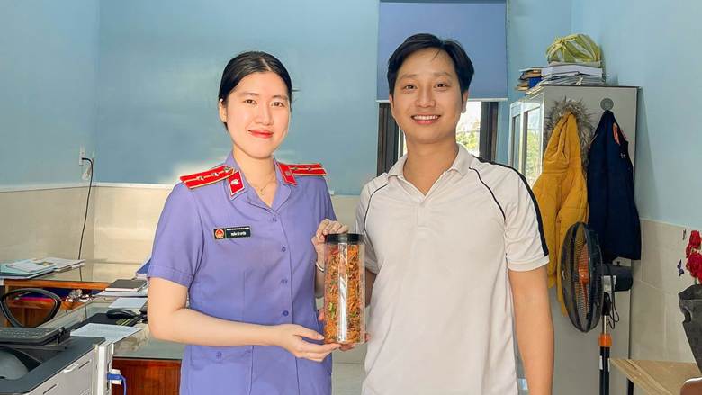 ''Ảnh có chứa người, tường, trang phục, trong nhà

Nội dung do AI tạo ra có thể không chính xác.''