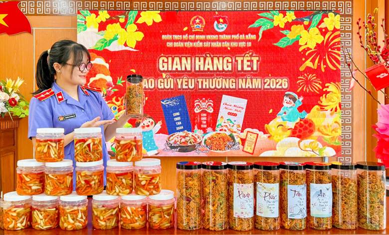 ''Ảnh có chứa văn bản, trang phục, cửa tiệm, trong nhà

Nội dung do AI tạo ra có thể không chính xác.''