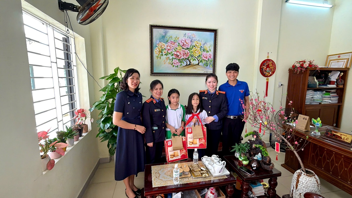 CHI ĐOÀN VKSND KHU VỰC 1 – ĐÀ NẴNG TRAO QUÀ HỖ TRỢ TRẺ EM CÓ HOÀN CẢNH KHÓ KHĂN TRONG KHUÔN KHỔ CHƯƠNG TRÌNH “HEO ĐẤT TÌNH THƯƠNG”