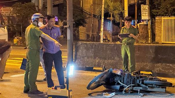 ''Ảnh có chứa trang phục, người, giày dép, đàn ông
Nội dung do AI tạo ra có thể không chính xác.''