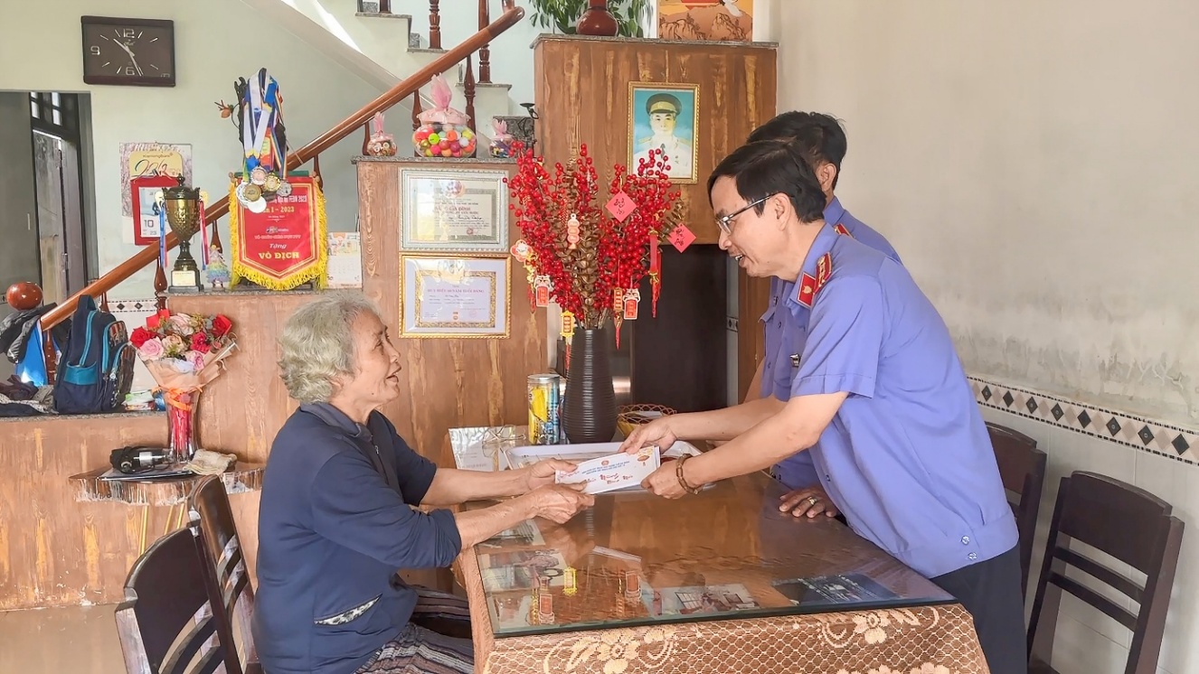 Viện kiểm sát nhân dân khu vực 10 – Đà Nẵng thăm hỏi, chúc Tết gia đình cán bộ hưu trí, nguyên lãnh đạo ngành Kiểm sát