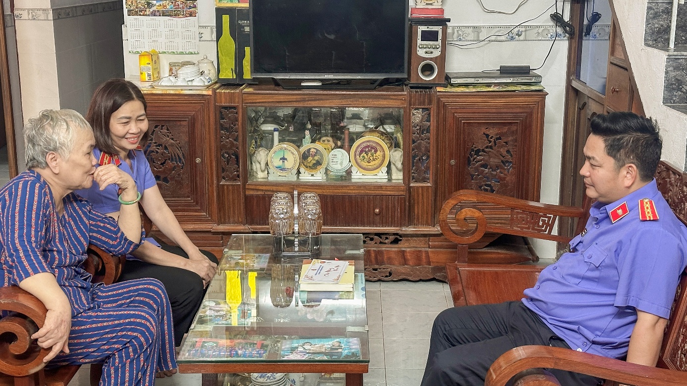 ''Description: Ảnh có chứa trang phục, người, đồ đạc, trong nhà

Nội dung do AI tạo ra có thể không chính xác.''