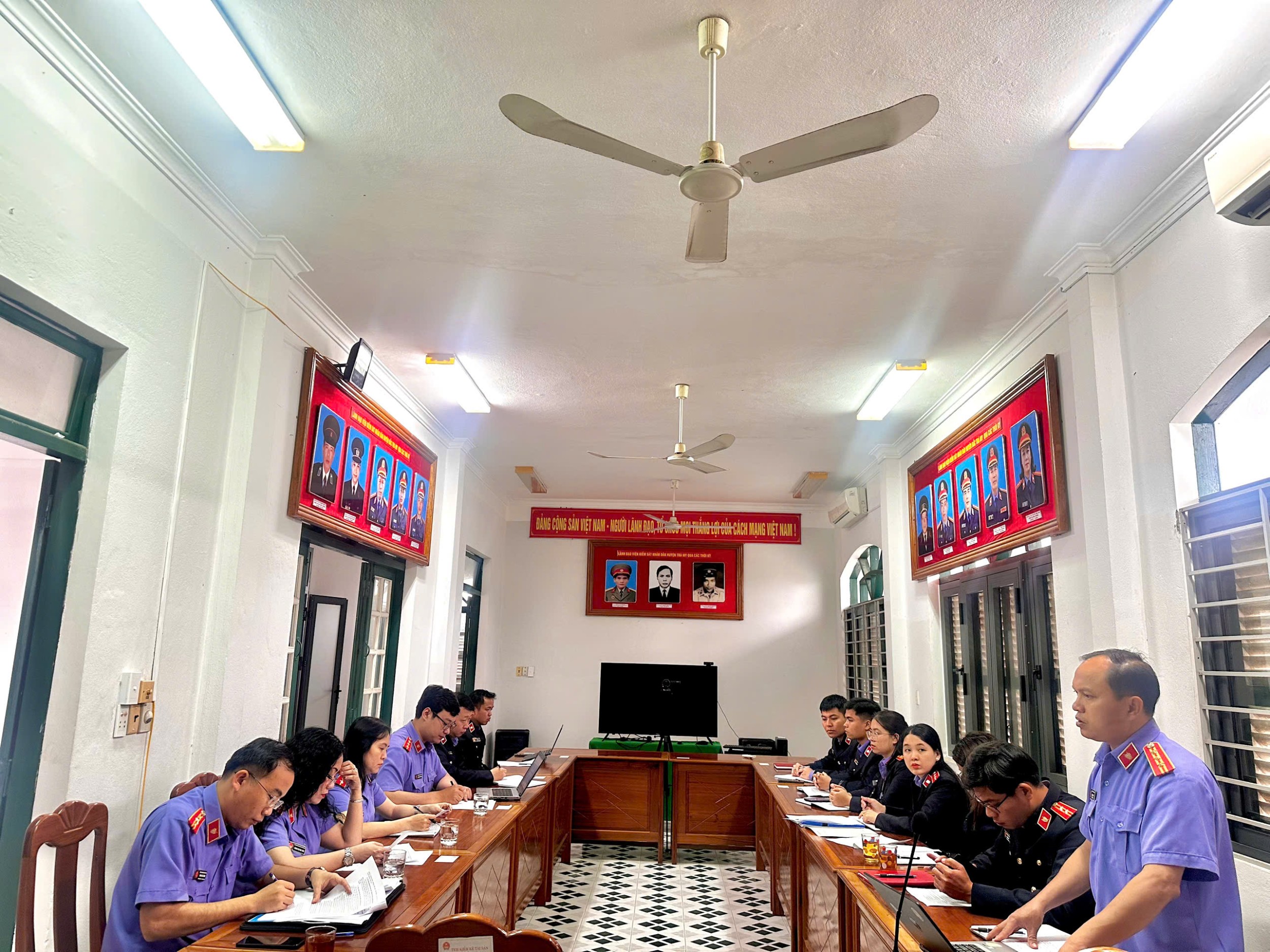 VKSND THÀNH PHỐ ĐÀ NẴNG KIỂM TRA CÔNG TÁC PHÒNG CHỐNG THAM NHŨNG LÃNG PHÍ TIÊU CỰC TẠI VKSND KHU VỰC 8