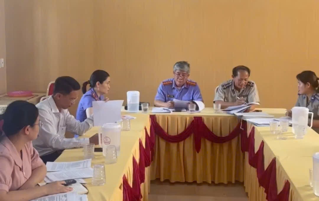 Viện kiểm sát nhân dân khu vực 6 -  Đà Nẵng làm việc với  Ủy ban nhân dân xã Thăng An để đôn đốc thi hành án hành chính