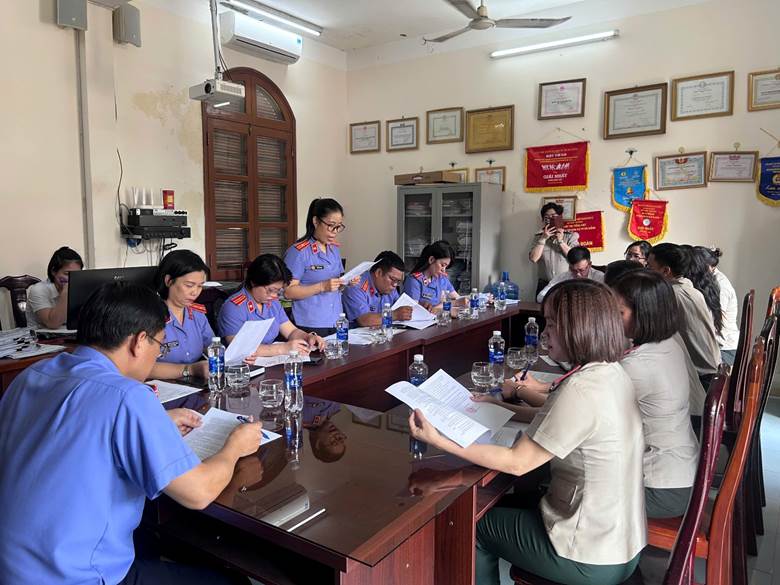 '''''A group of people sitting at a table

Description automatically generated'''''