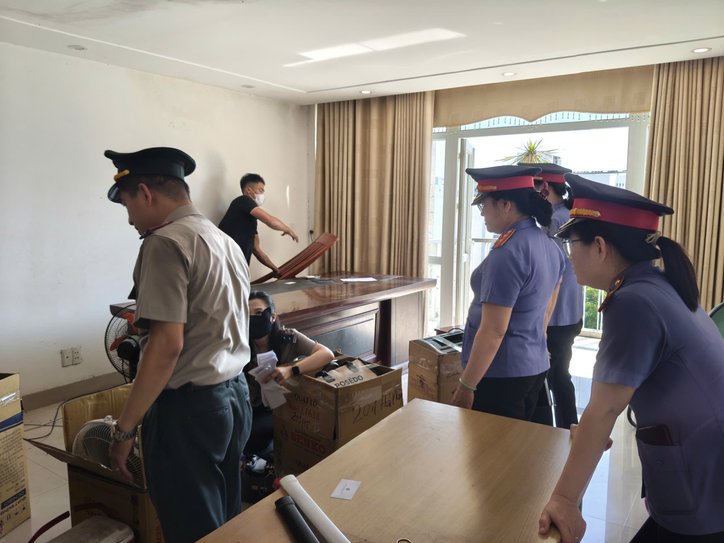 VKSND khu vực 2 – Đà Nẵng tham gia kiểm sát việc cưỡng chế tài sản trong thi hành án dân sự