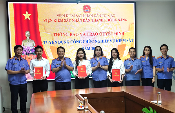 VKSND THÀNH PHỐ ĐÀ NẴNG TỔ CHỨC THÔNG BÁO VÀ TRAO QUYẾT ĐỊNH TUYỂN DỤNG CÔNG CHỨC NGHIỆP VỤ KIỂM SÁT NĂM 2026