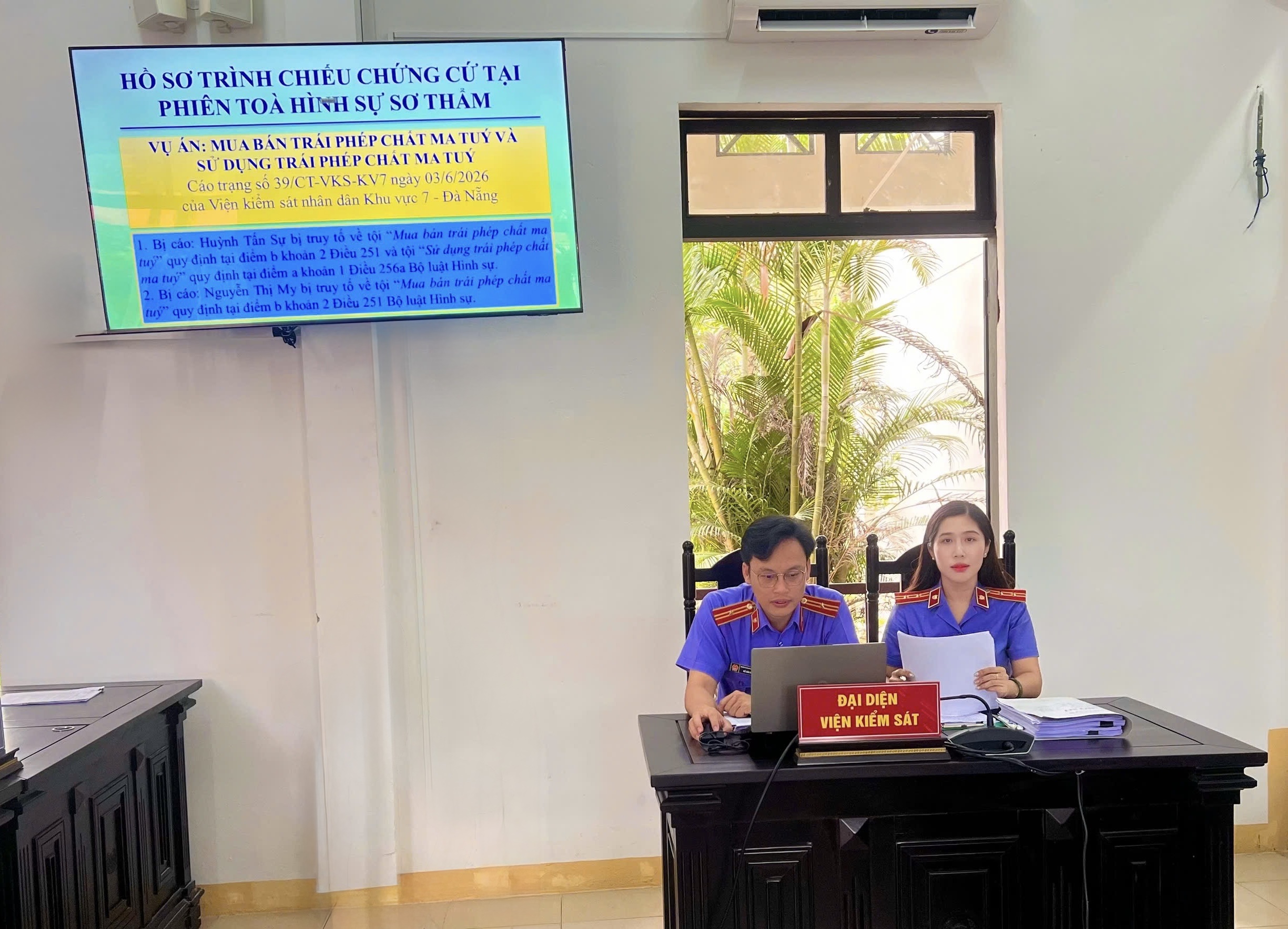 VIỆN KIỂM SÁT NHÂN DÂN KHU VỰC 7 - ĐÀ NẴNG TỔ CHỨC PHIÊN TÒA RÚT KINH NGHIỆM KẾT HỢP TRÌNH CHIẾU CHỨNG CỨ ĐỐI VỚI VỤ ÁN MUA BÁN, SỬ DỤNG TRÁI PHÉP CHẤT MA TÚY