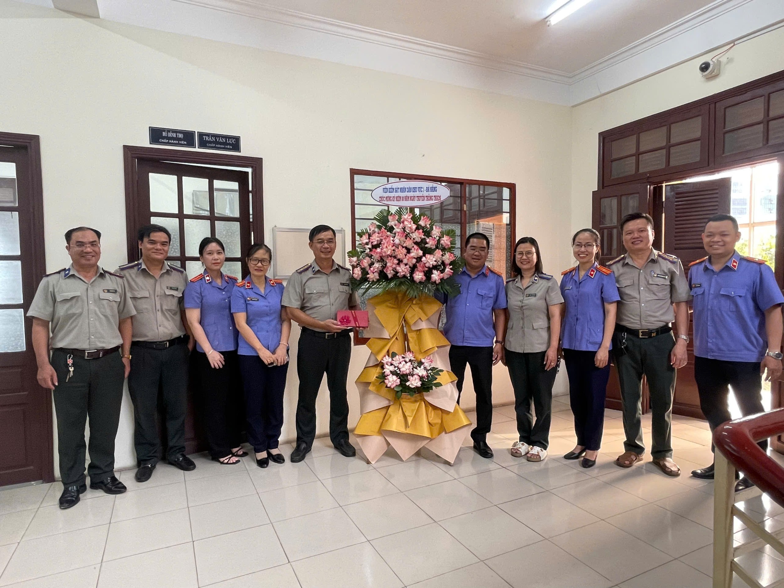 VKSND KHU VỰC 1 – ĐÀ NẴNG TẶNG HOA CHÚC MỪNG PHÒNG THADS KHU VỰC 1 – ĐÀ NẴNG KỶ NIỆM 80 NĂM NGÀY TRUYỀN THỐNG NGÀNH THI HÀNH ÁN DÂN SỰ
