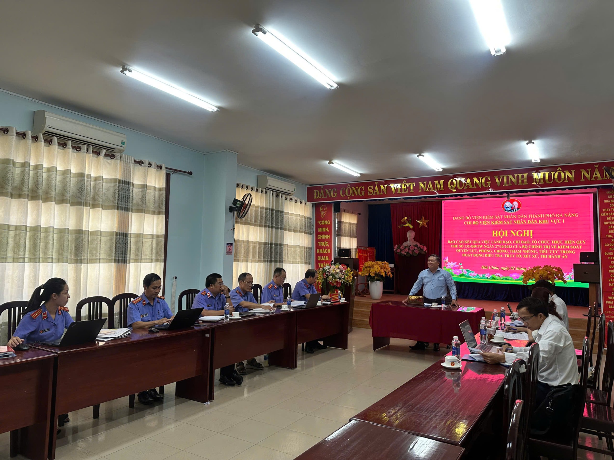 ĐOÀN GIÁM SÁT BAN CHỈ ĐẠO PHÒNG, CHỐNG THAM NHŨNG, LÃNG PHÍ, TIÊU CỰC THÀNH PHỐ KHẢO SÁT, LÀM VIỆC TẠI CHI BỘ VIỆN KIỂM SÁT NHÂN DÂN KHU VỰC 1 - ĐÀ NẴNG