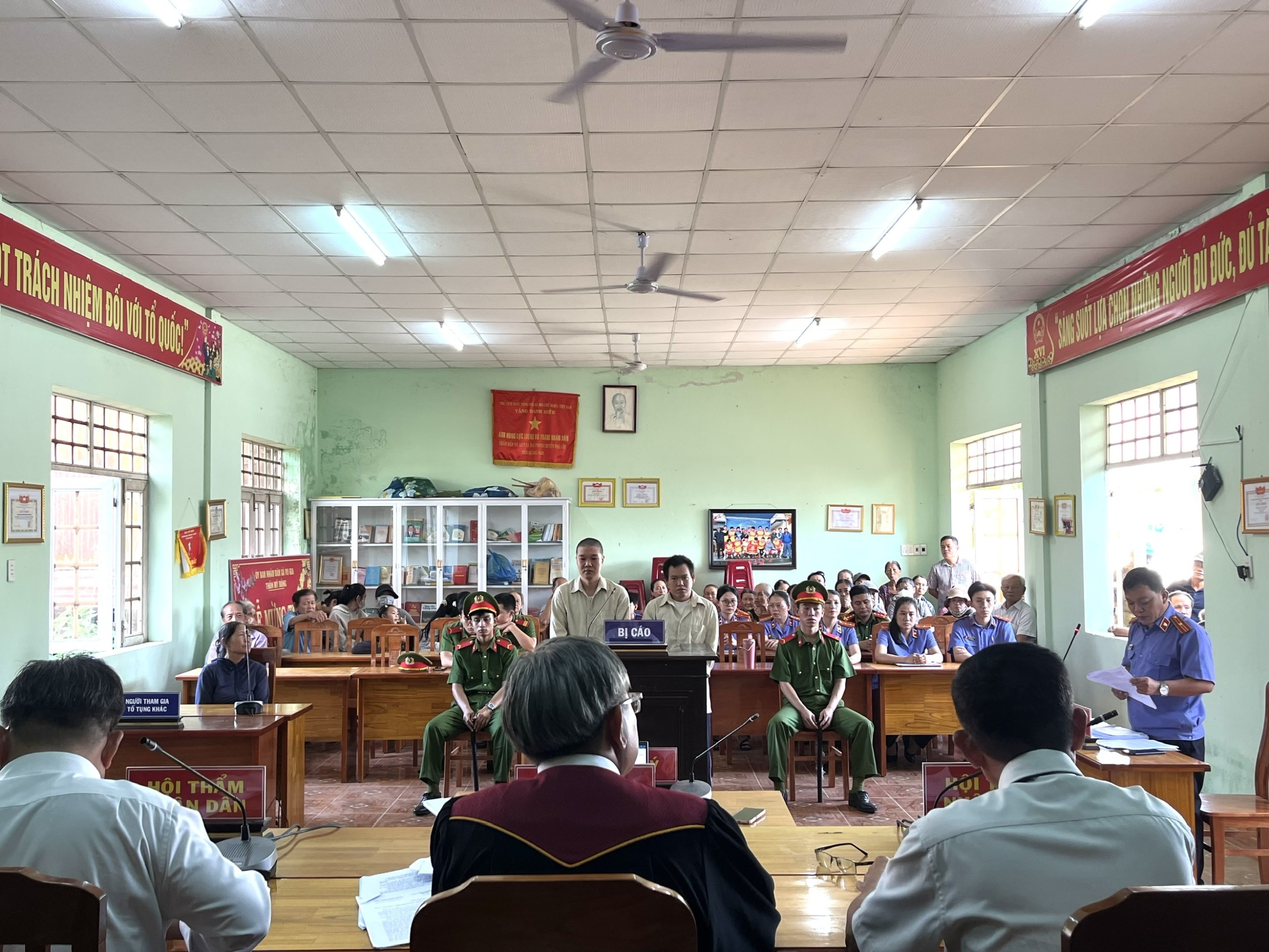 VIỆN KIỂM SÁT NHÂN DÂN KHU VỰC 11 PHỐI HỢP XÉT XỬ LƯU ĐỘNG 02 VỤ ÁN VỀ MA TUÝ VÀ VŨ KHÍ QUÂN DỤNG TẠI XÃ VU GIA, TP ĐÀ NẴNG