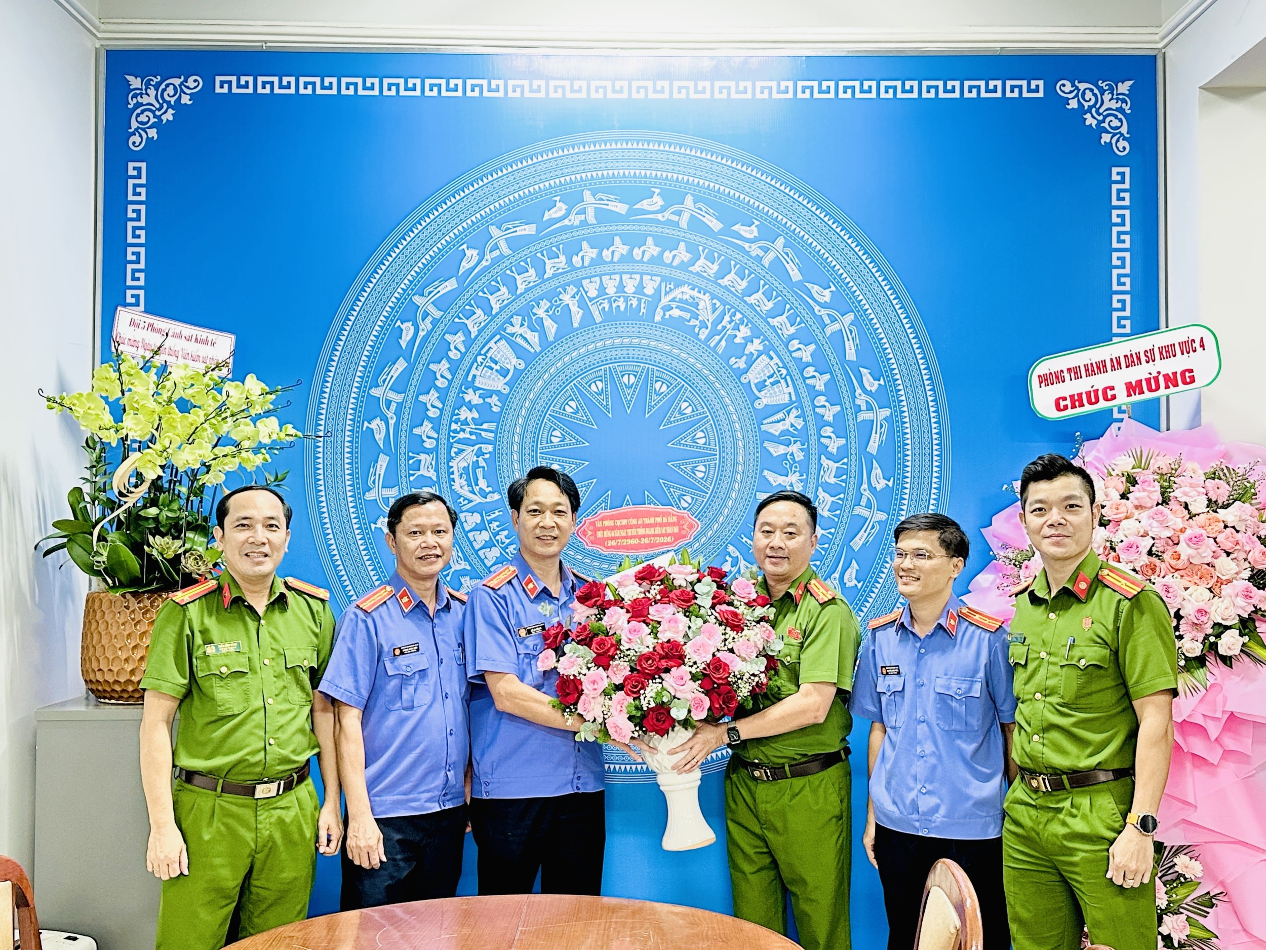 Description: D:\1. VKS LIEN CHIEU_2023\2_BAN TIN HOAT DONG\Tin Web\2026 (Web)\11_KV4_cac co quan don vi tham chuc mung ngay 26_7\IMG_3880 (1).jpg