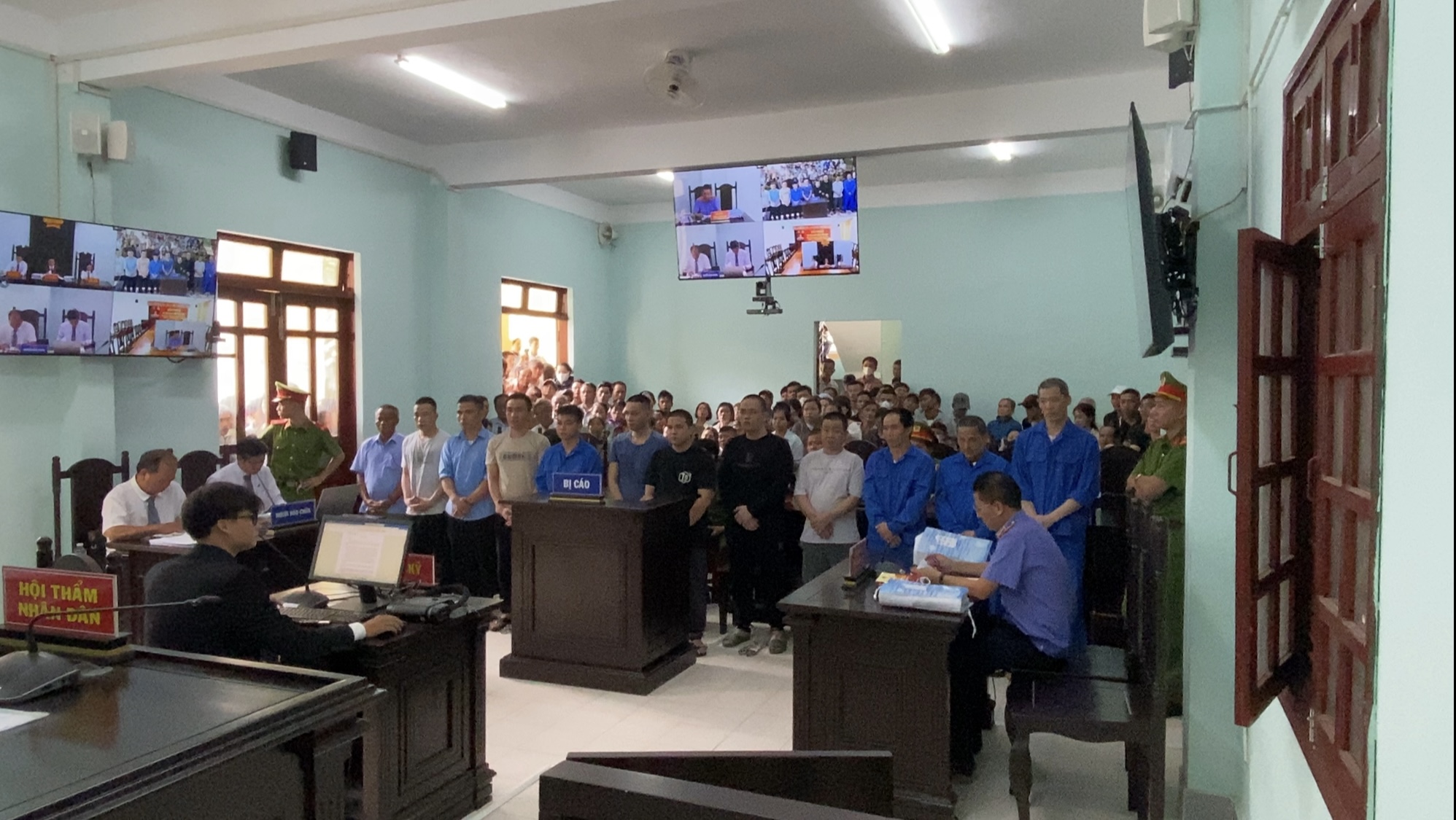 VIỆN KIỂM SÁT NHÂN DÂN KHU VỰC 12 THÀNH PHỐ ĐÀ NẴNG TỔ CHỨC PHIÊN TÒA XÉT XỬ RÚT KINH NGHIỆM VỤ ÁN CƯỠNG ĐOẠT TÀI SẢN, BẮT, GIỮ NGƯỜI TRÁI PHÁP LUẬT, TỔ CHỨC ĐÁNH BẠC VÀ GÁ BẠC