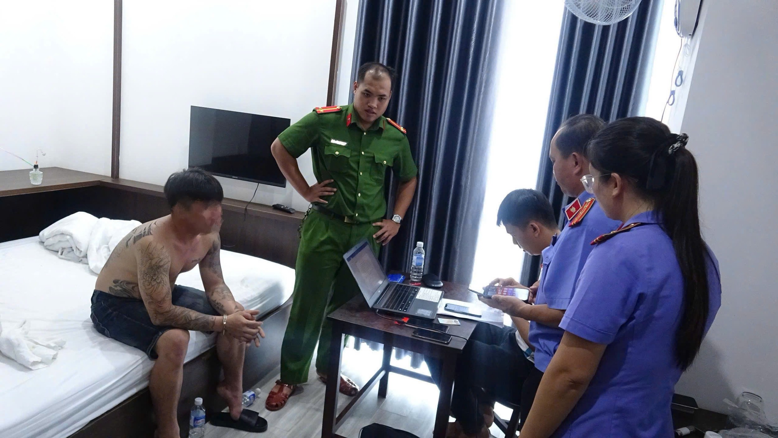 VKSND KHU VỰC 8 - ĐÀ NẴNG TRỰC TIẾP KIỂM SÁT BẮT NGƯỜI PHẠM TỘI QUẢ TANG, KHÁM XÉT KHẨN CẤP VÀ KHÁM NGHIỆM HIỆN TRƯỜNG VỤ ÁN MA TÚY