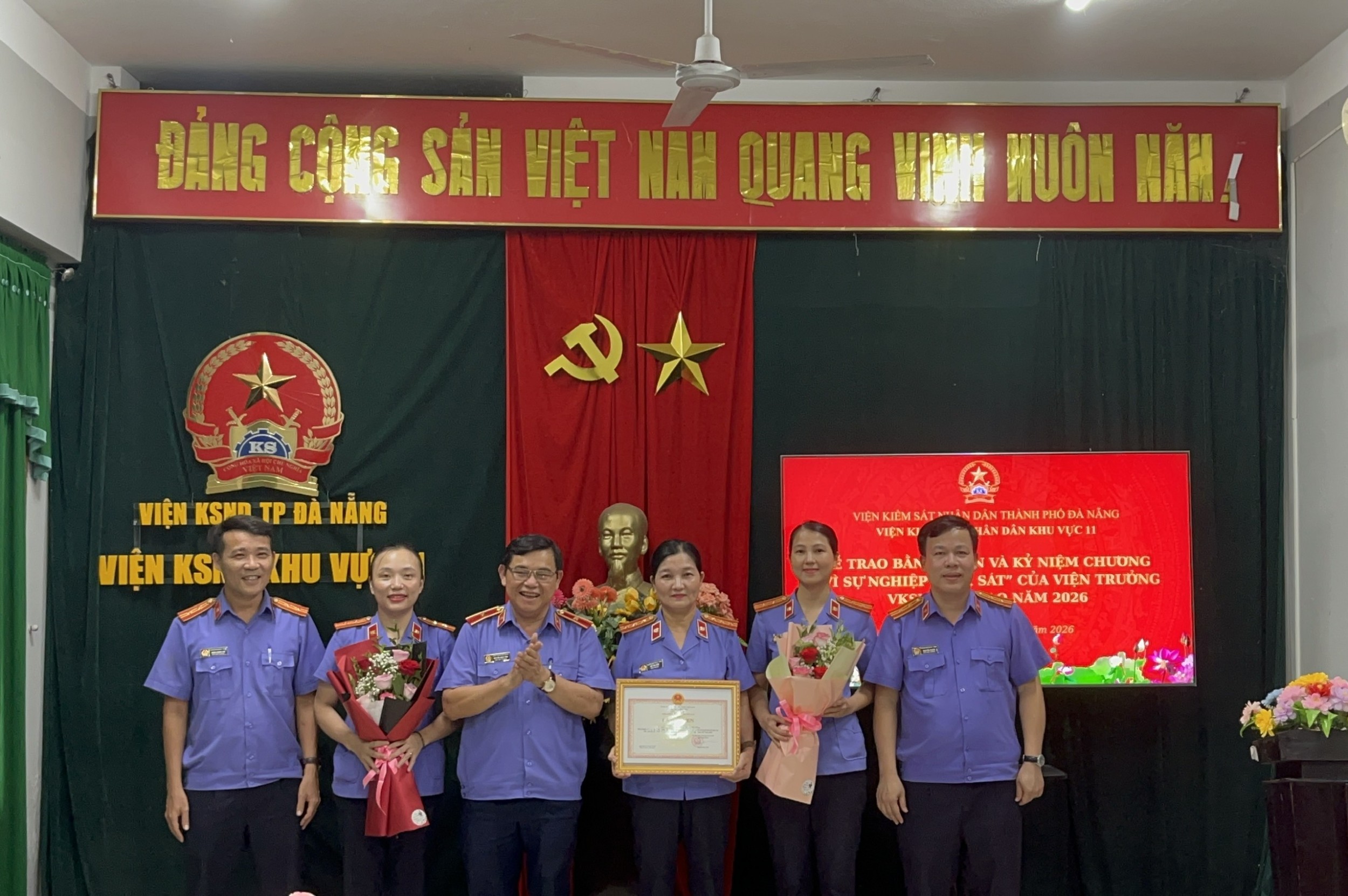VKSND KHU VỰC 11 TỔ CHỨC LỄ TRAO BẰNG KHEN CỦA VIỆN TRƯỞNG VKSND TỐI CAO VÀ KỶ NIỆM CHƯƠNG “VÌ SỰ NGHIỆP KIỂM SÁT”