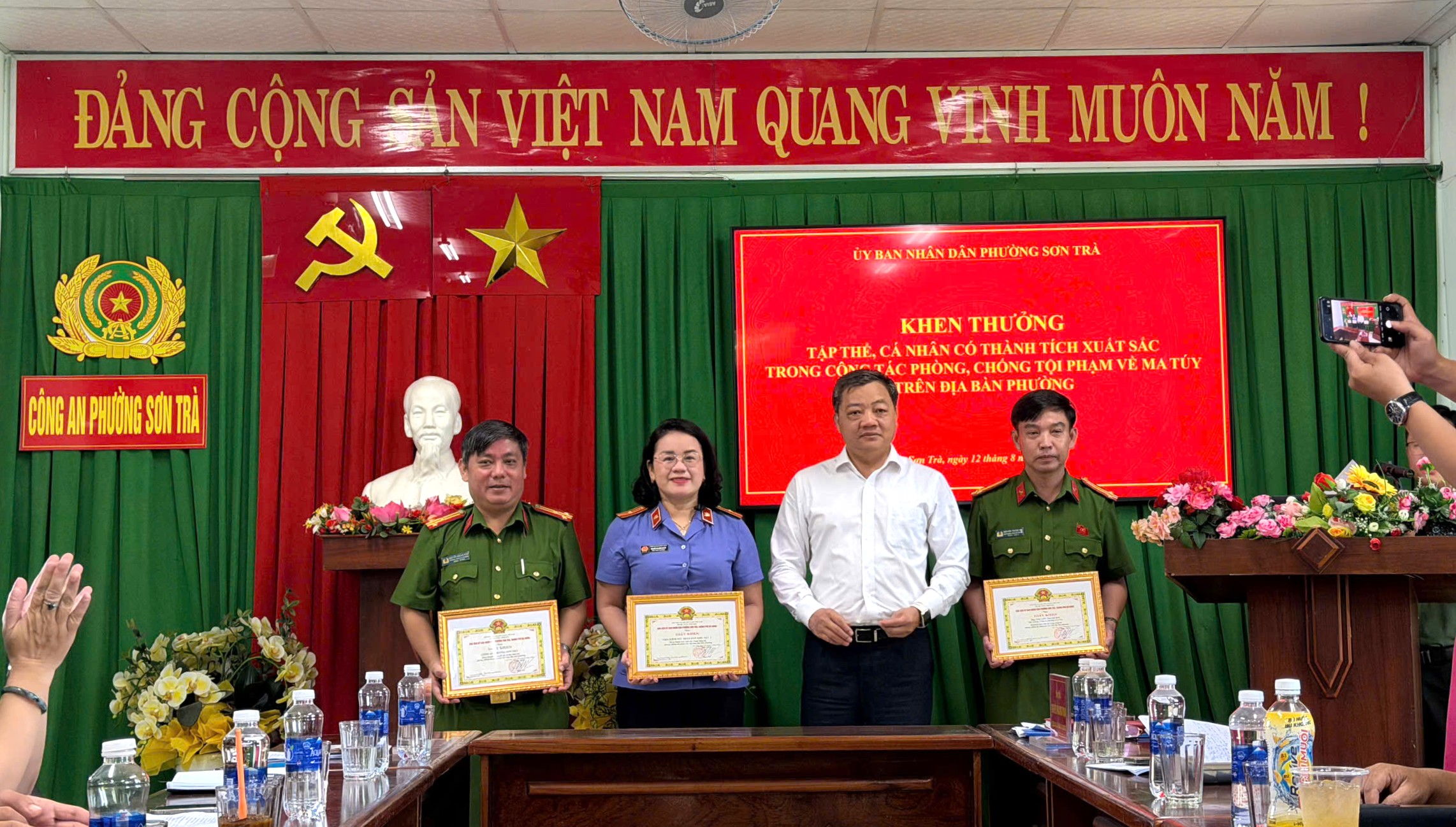 VIỆN KIỂM SÁT NHÂN DÂN KHU VỰC 2 - ĐÀ NẴNG ĐƯỢC KHEN THƯỞNG VÌ THÀNH TÍCH XUẤT SẮC TRONG CÔNG TÁC PHÒNG, CHỐNG TỘI PHẠM VỀ MA TÚY