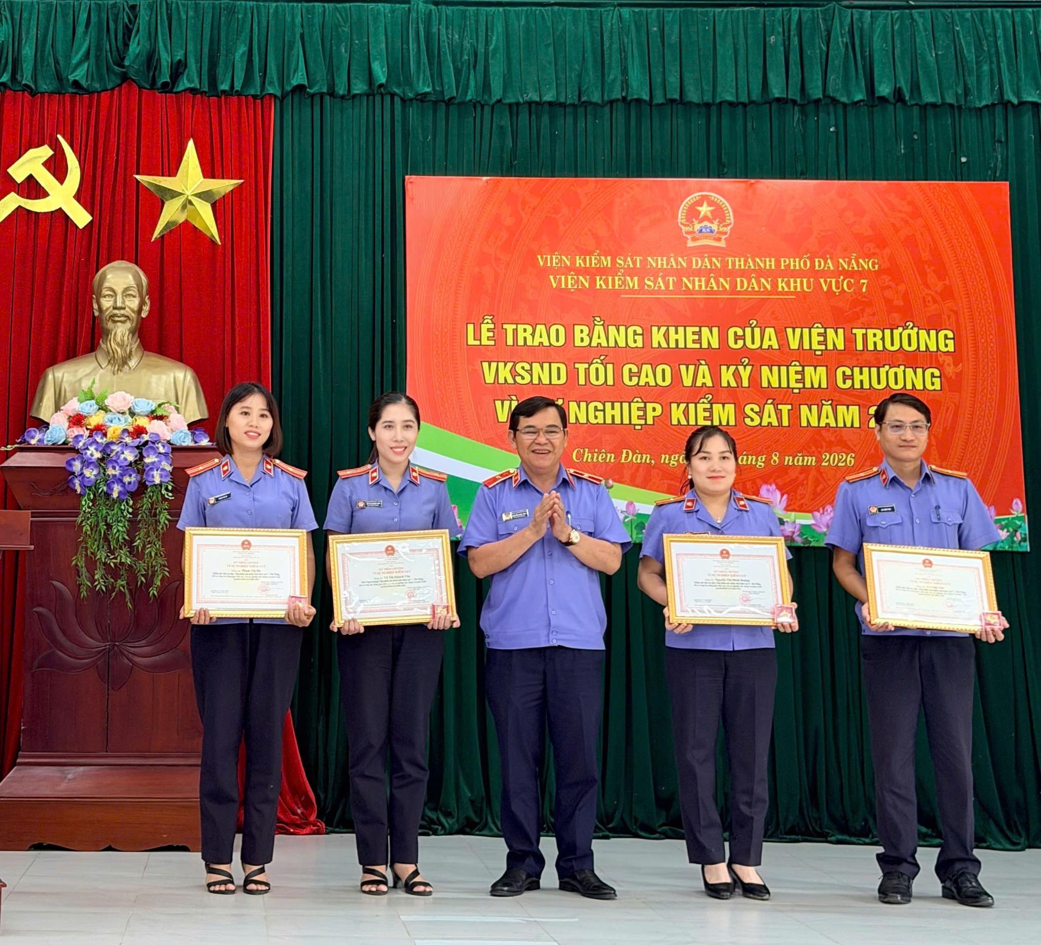 VIỆN KIỂM SÁT NHÂN DÂN KHU VỰC 7 - ĐÀ NẴNG TỔ CHỨC LỄ TRAO BẰNG KHEN CỦA VIỆN TRƯỞNG VIỆN KIỂM SÁT NHÂN DÂN TỐI CAO VÀ KỶ NIỆM CHƯƠNG VÌ SỰ NGHIỆP KIỂM SÁT NĂM 2026