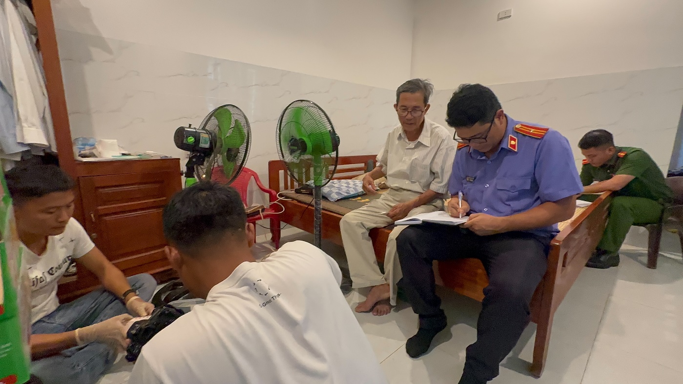 Mất hơn 8 cây vàng tại nhà dân, Kiểm sát viên VKSND khu vực 11 trực tiếp kiểm sát khám nghiệm hiện trường