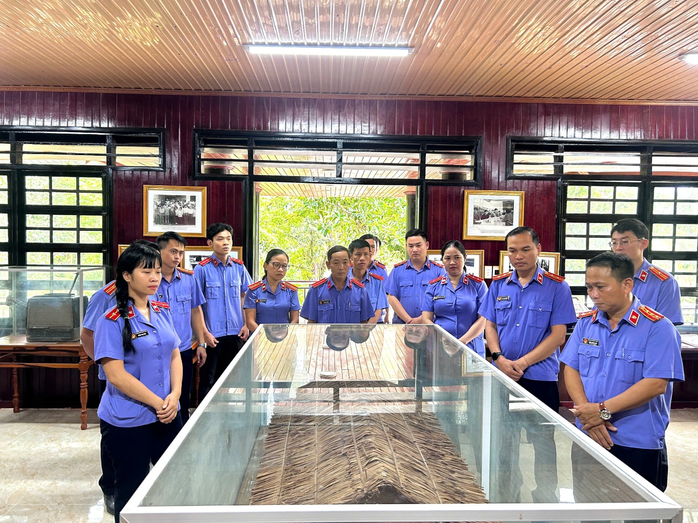 Chi bộ VKSND Khu vực 9 – Đà Nẵng dâng hoa, viếng hương tại Khu di tích Khu ủy Khu V