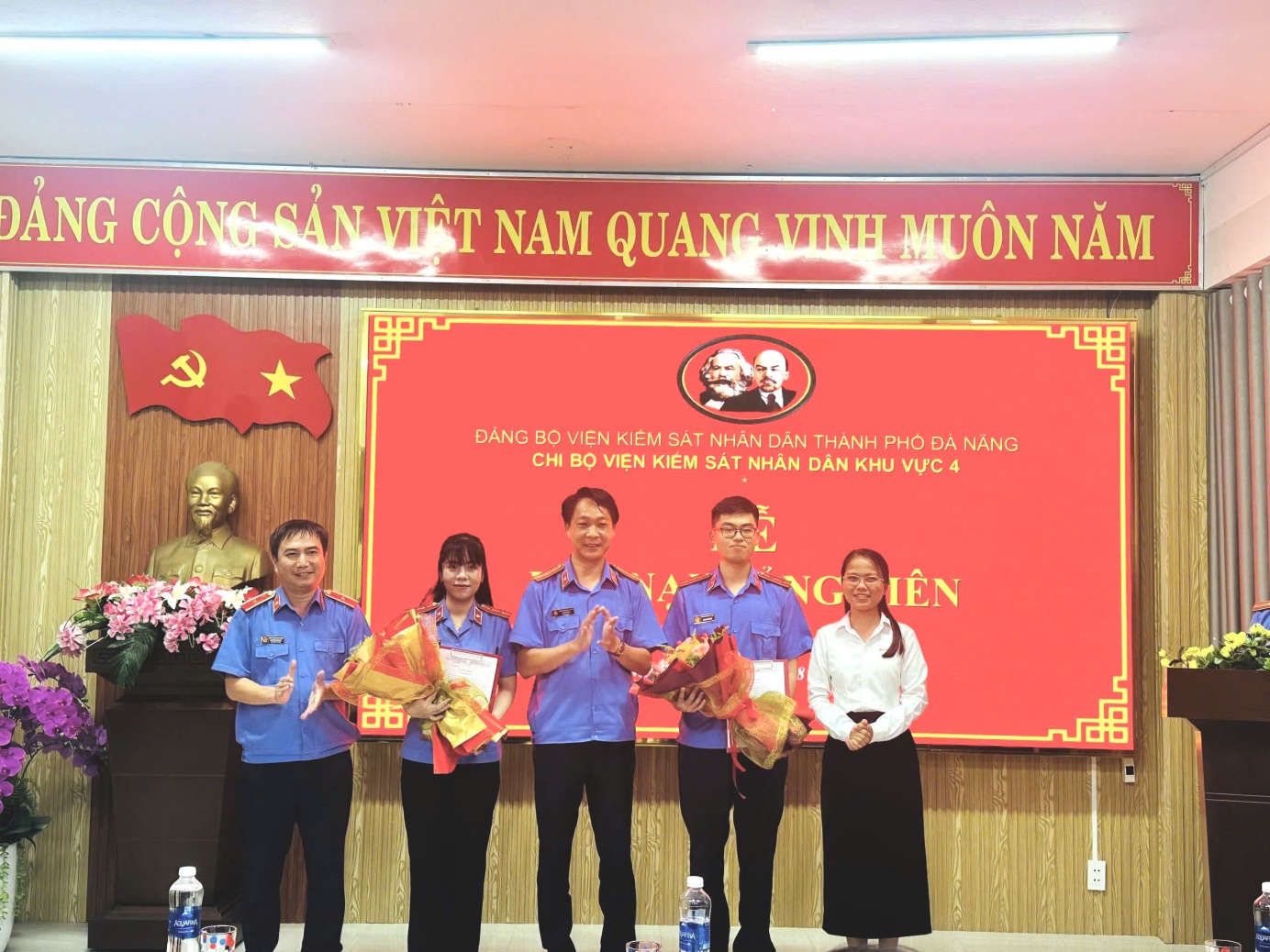 Chi bộ Viện kiểm sát nhân dân khu vực 4 - Đà Nẵng tổ chức Lễ kết nạp đảng viên và sinh hoạt Chi bộ tháng 8