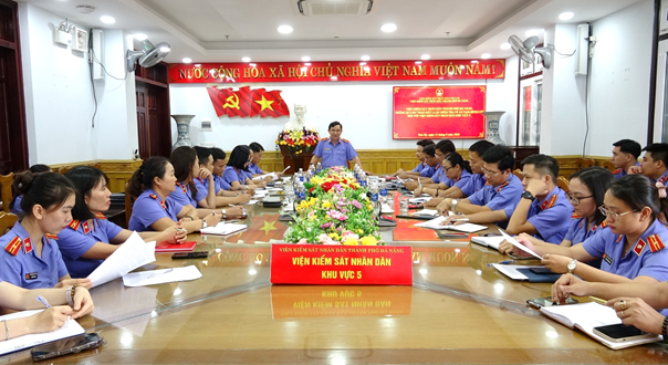 ĐOÀN KIỂM TRA VKSND THÀNH PHỐ ĐÀ NẴNG THÔNG QUA DỰ THẢO KẾT LUẬN KIỂM TRA ÁN TẠM ĐÌNH CHỈ TẠI VKSND KHU VỰC 5