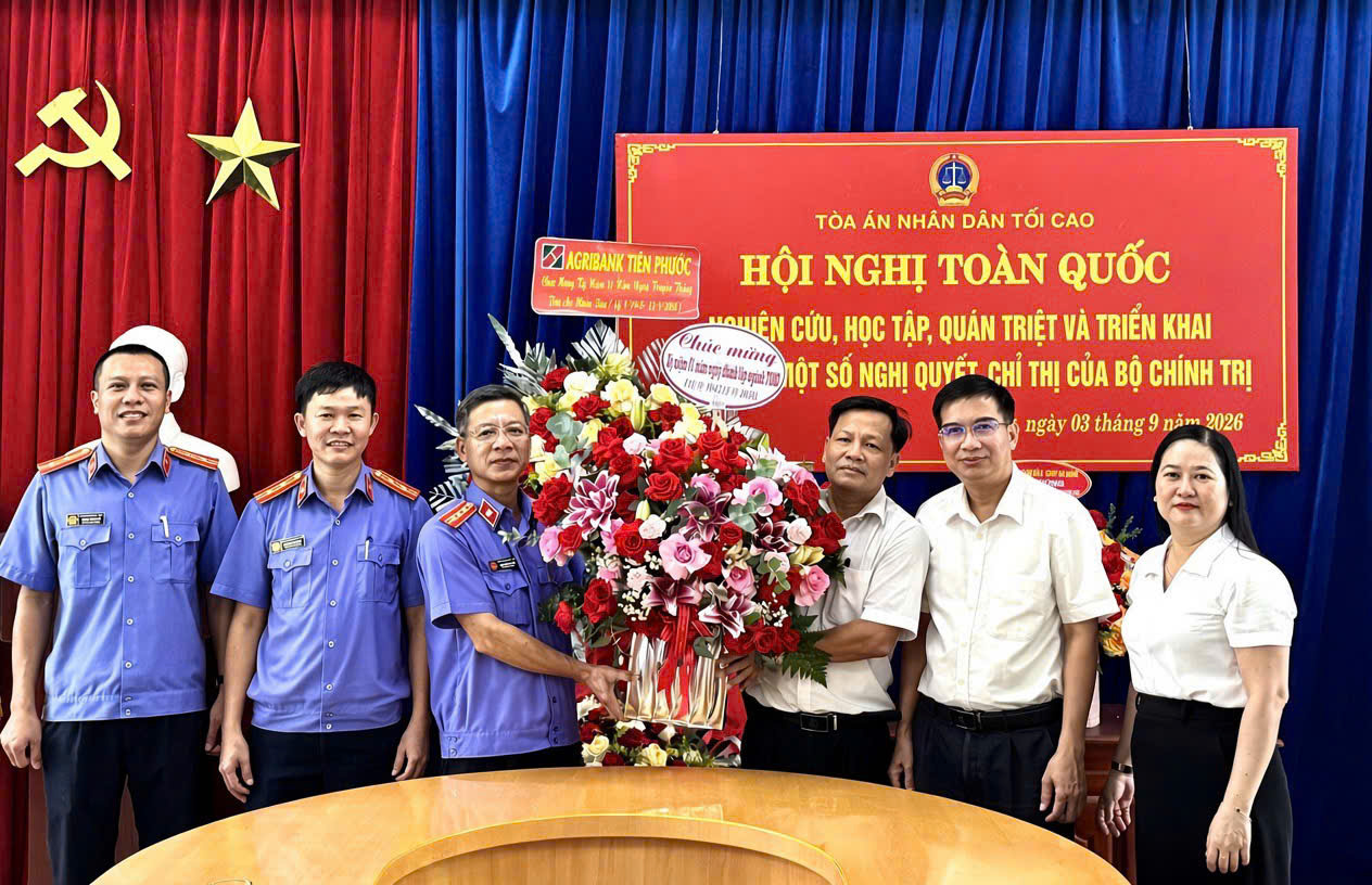 Lãnh đạo Viện kiểm sát nhân dân Khu vực 7 - Đà Nẵng thăm, tặng hoa chúc mừng Toà án nhân dân Khu vực 7 - Đà Nẵng nhân kỷ niệm 81 năm ngày truyền thống ngành Tòa án nhân dân (13/9/1945 - 13/9/2026)