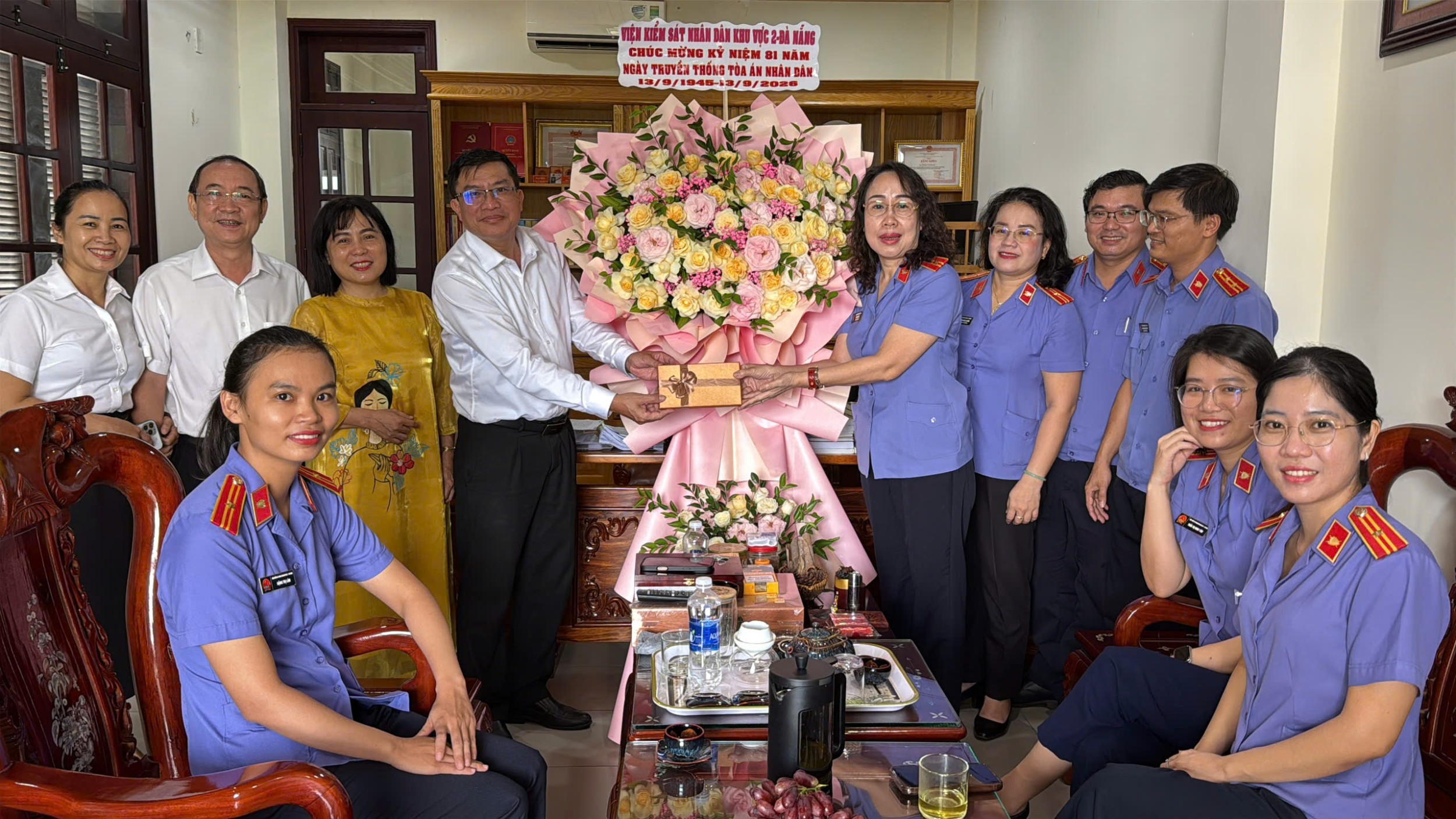VKSND KHU VỰC 2 - ĐÀ NẴNG ĐẾN THĂM, CHÚC MỪNG TAND KHU VỰC 2 - ĐÀ NẴNG NHÂN DỊP KỶ NIỆM 81 NĂM NGÀY TRUYỀN THỐNG TÒA ÁN NHÂN DÂN