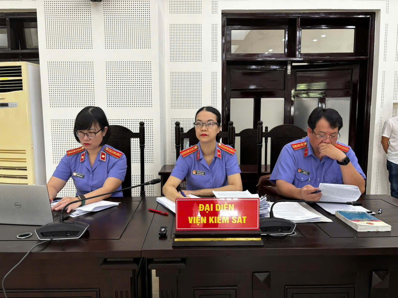 Kiểm sát viên Phòng 2 VKSND TP. Đà Nẵng thực hành quyền công tố, kiểm sát xét xử vụ án “Lừa đảo chiếm đoạt tài sản” xảy ra tại Công ty TNHH MTV Tư vấn đầu tư GFDI