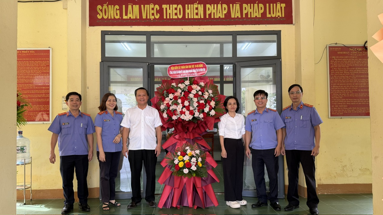 Đoàn Viện Kiểm sát nhân dân Khu vực 10 - Đà Nẵng thăm, chúc mừng Tòa án nhân dân Khu vực 10 - Đà Nẵng nhân kỷ niệm 81 năm Ngày truyền thống Tòa án nhân dân