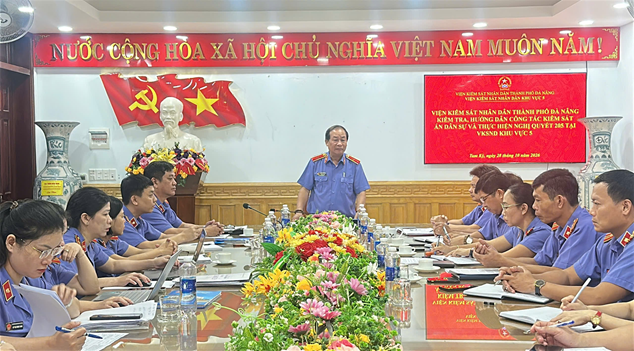 VKSND THÀNH PHỐ ĐÀ NẴNG KIỂM TRA, HƯỚNG DẪN CÔNG TÁC KIỂM SÁT ÁN DÂN SỰ VÀ THỰC HIỆN NGHỊ QUYẾT 205 CỦA QUỐC HỘI TẠI VKSND KHU VỰC 5