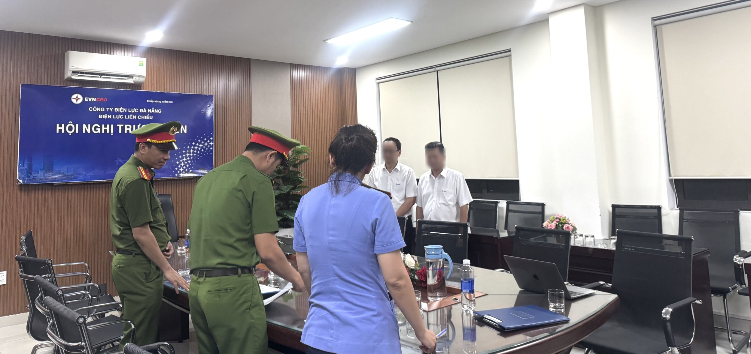 VKSND TP ĐÀ NẴNG PHÊ CHUẨN KHỞI TỐ 17 BỊ CAN TRONG VỤ ÁN "ĐƯA, MÔI GIỚI, NHẬN HỐI LỘ" VÀ "LÀM , SỬ DỤNG CON DẤU, TÀI LIỆU GIẢ CỦA CƠ QUAN, TỔ CHỨC"