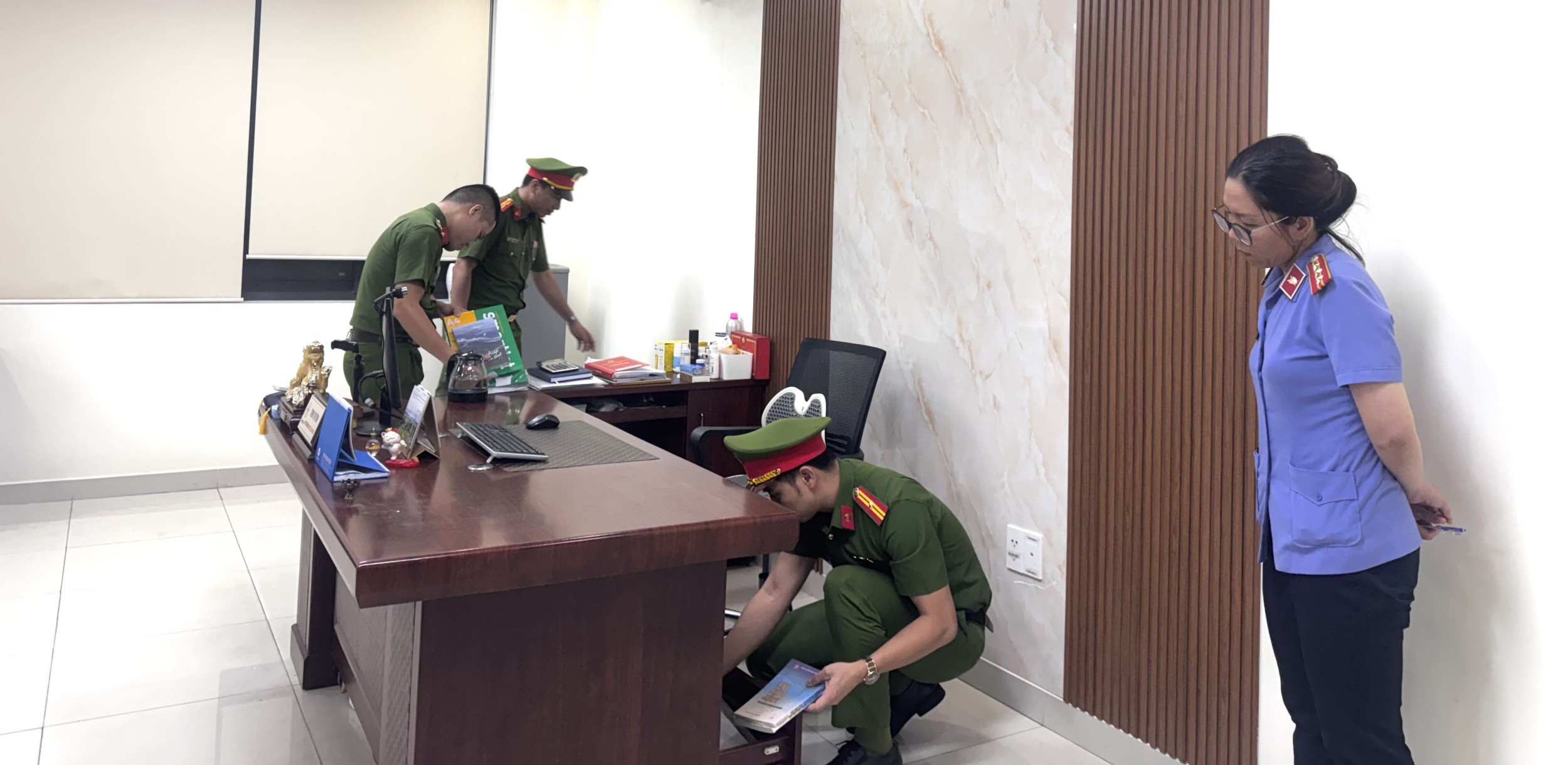 Hình 02. Kiểm sát viên kiểm sát việc khám xét