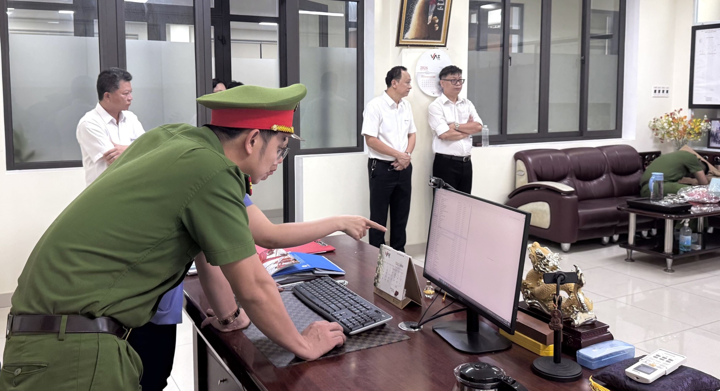 Hình 04. Quá trình khám xét có sự chứng kiến của đại diện đơn vị